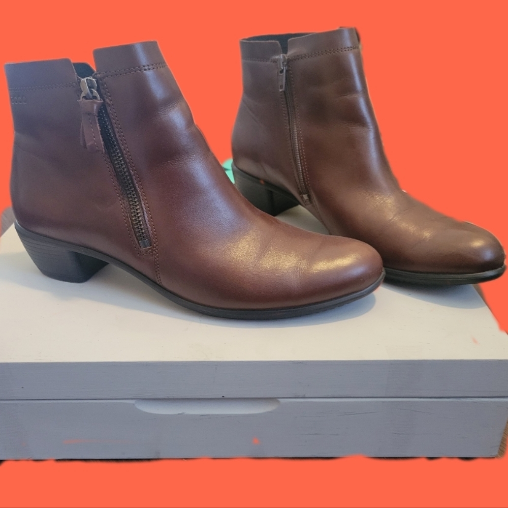 Like New Ecco Leather Ankle Boots